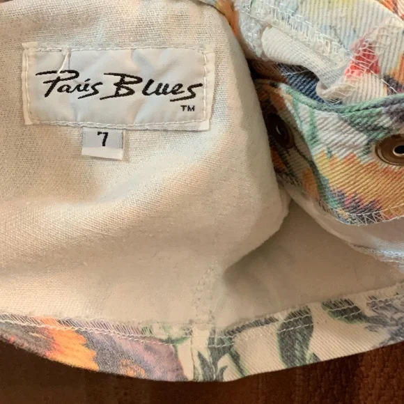 Button-Down Halter Crop Top - Picture 2 of 11